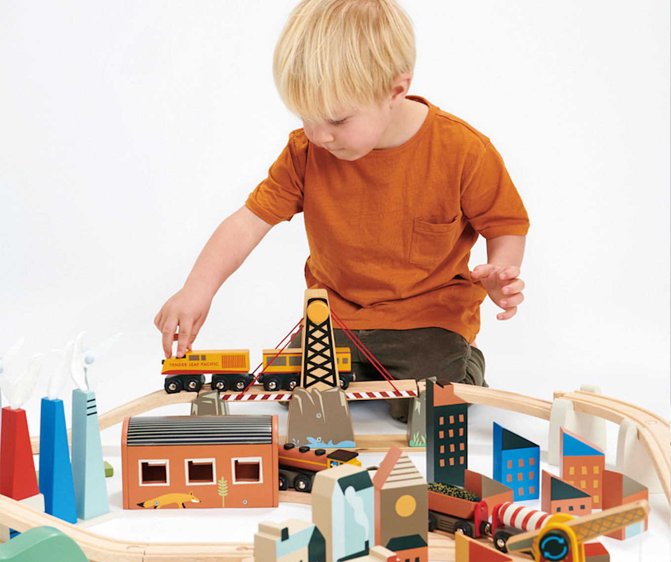 LiRiQi Circuit De Train En Bois 33 Pièces – Ville Urbaine – Compatible Thomas, Brio – Cadeau 3-7 Ans